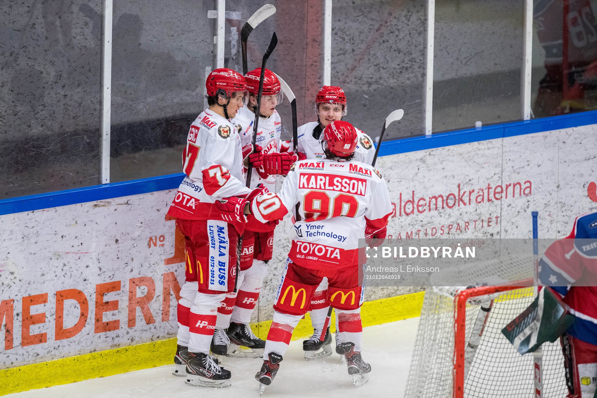 Trojas Jesper Emanuelsson jublar med Kevin Karlsson och