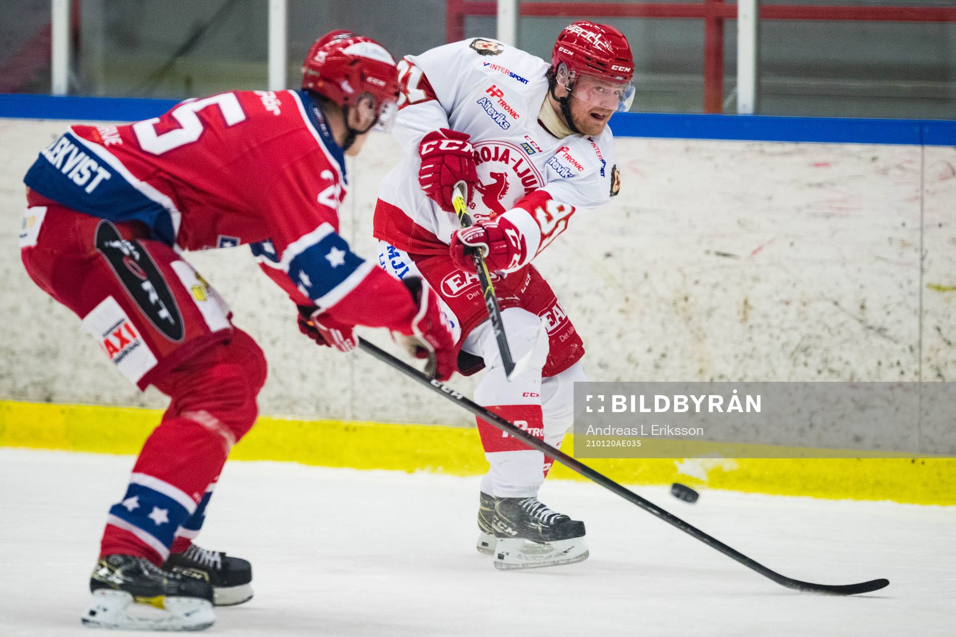 Trojas Emil Ericsson med ett skott förbi Huddinges Martin