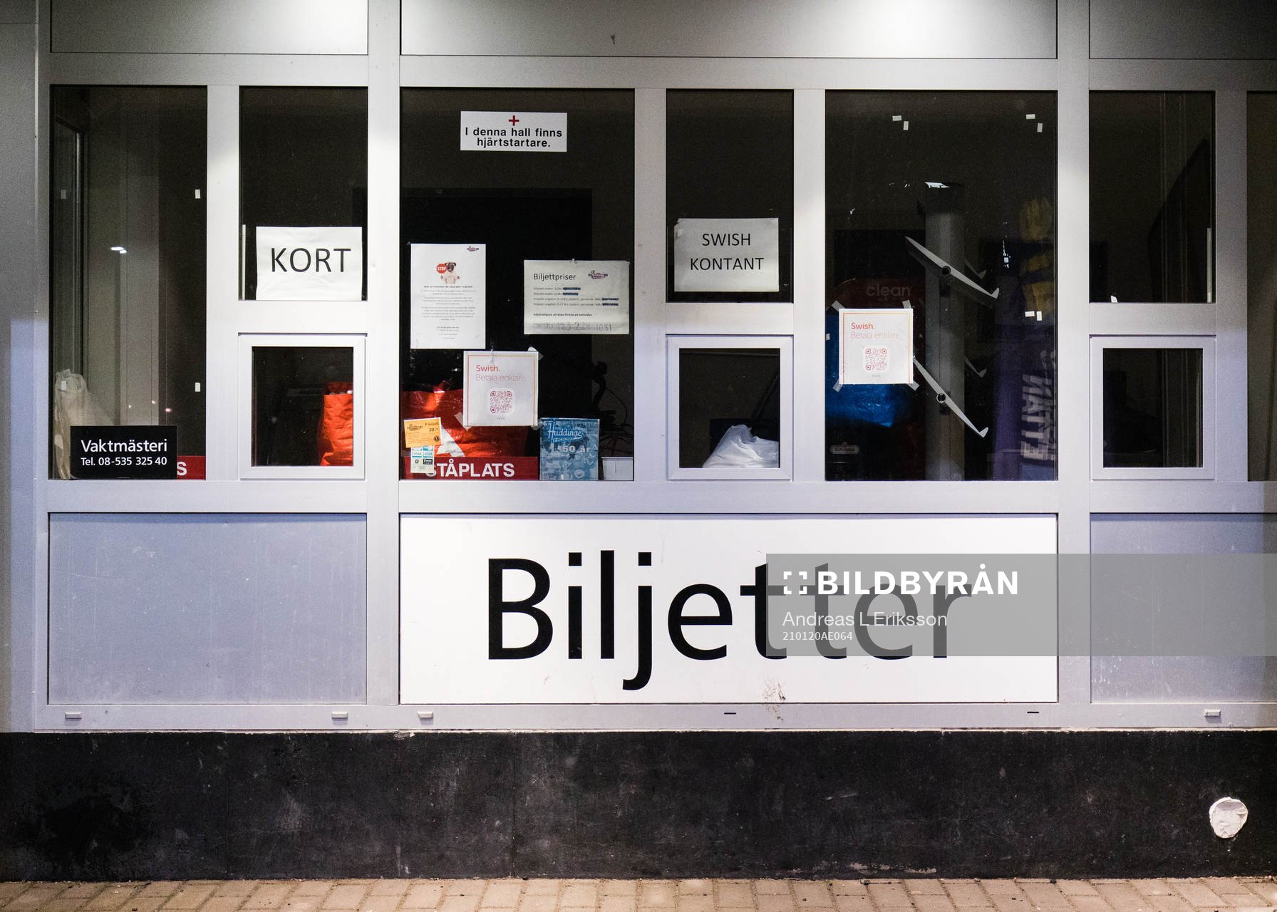 En stängd biljettlucka innan ishockeymatchen i Allettan