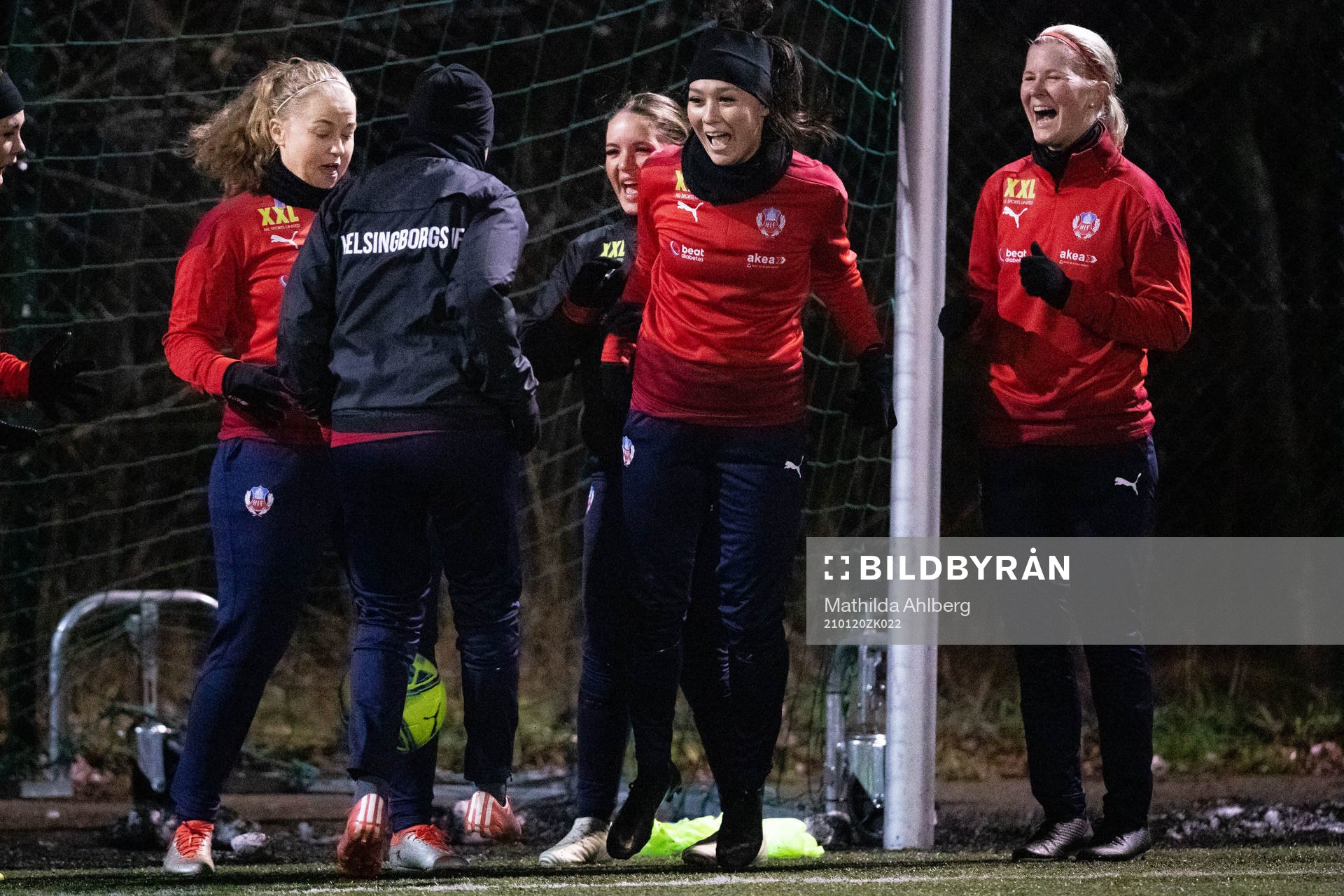 Helsingborgs Isabel Aguilar jublar med lagkamrater