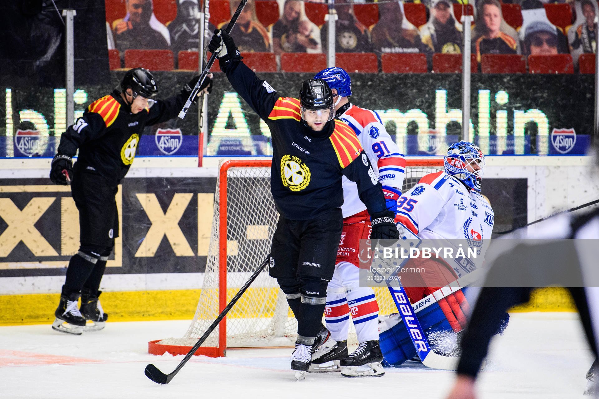 Brynäs Tomi Sallinen (v) och Jadeon Descheneau jublar