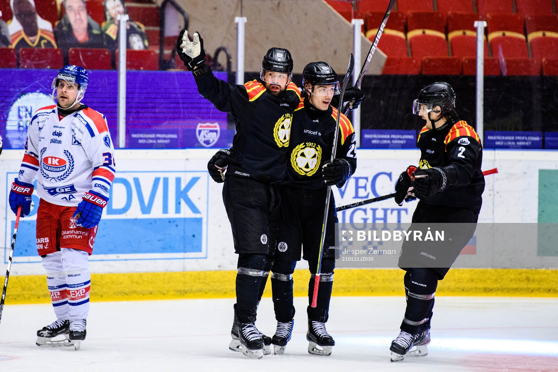 Brynäs Oscar Birgersson (m) jublar med lagkamrater