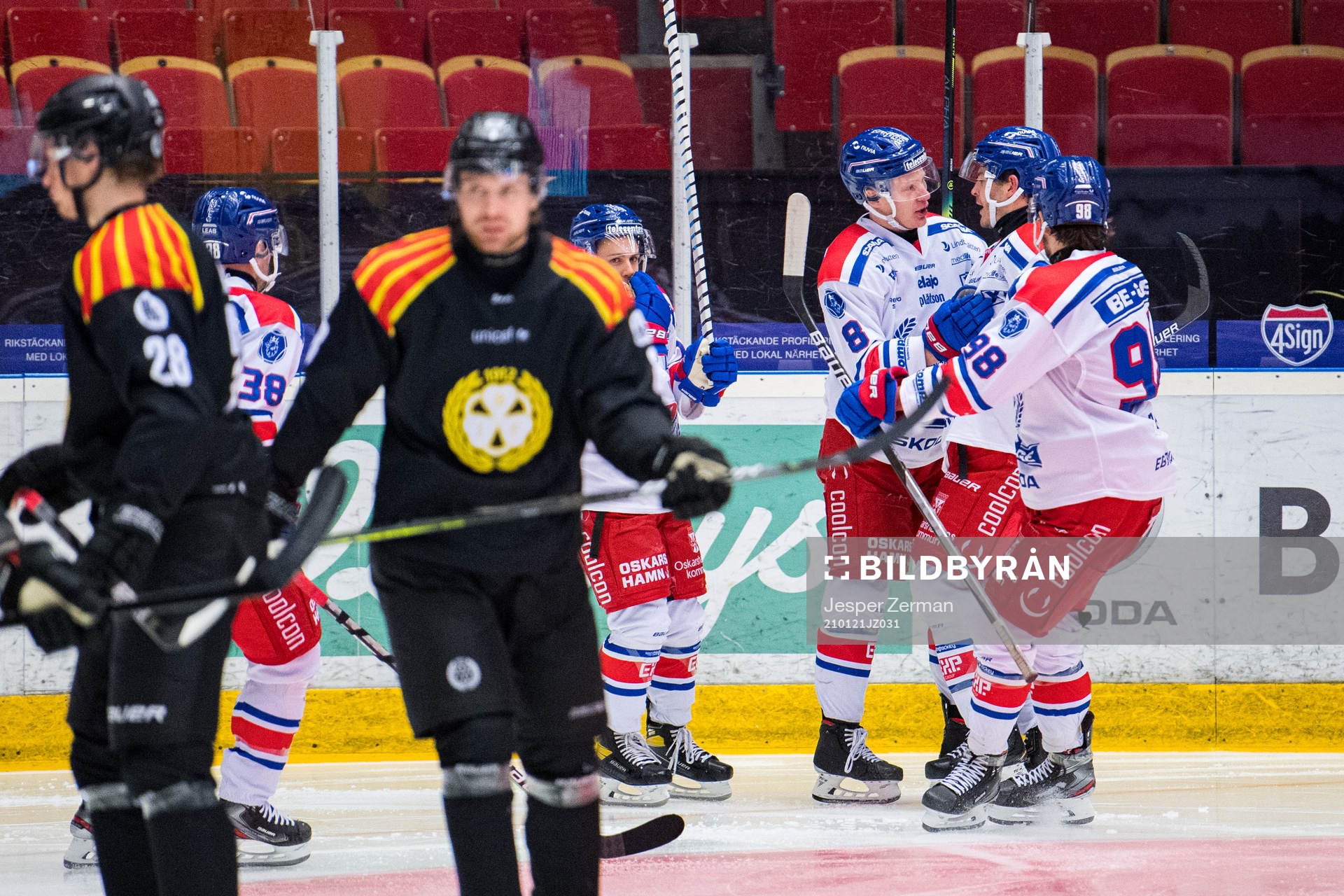 Oskarshamns Lance Bouma jublar med lagkamrater