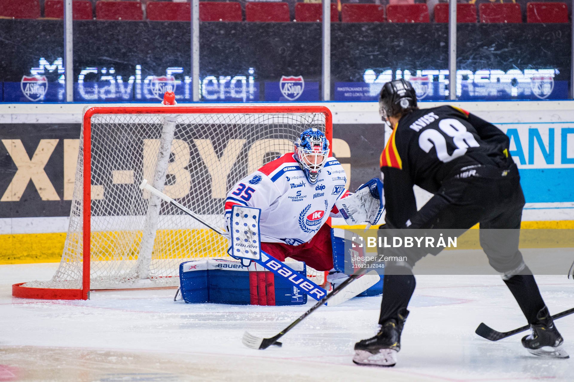 Brynäs Oskar Kvist mot Oskarshamns målvakt Joe Cannata
