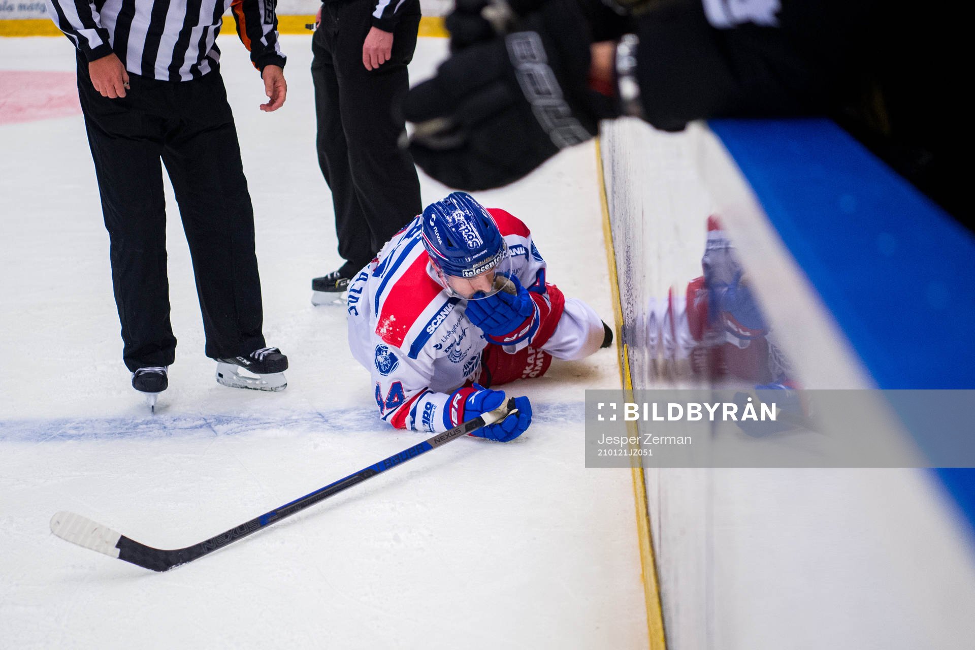 Oskarshamns Nolan Zajac ligger på isen