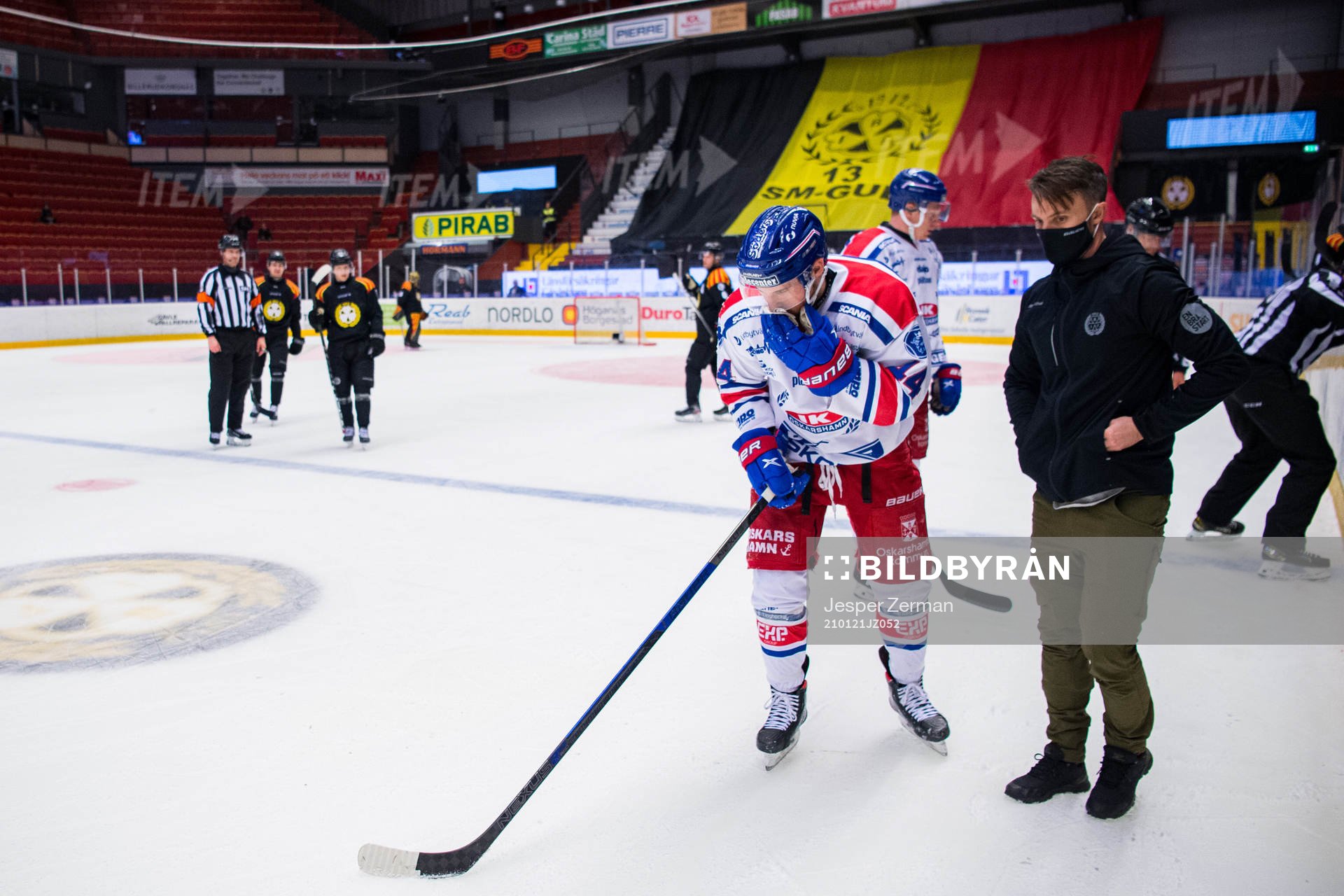Oskarshamns Nolan Zajac lämnar isen