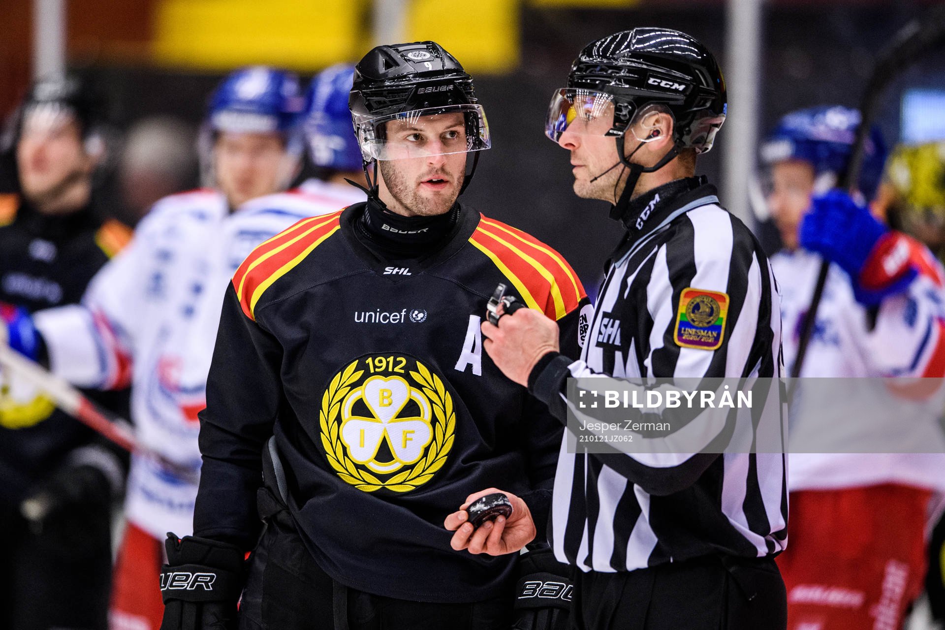Brynäs Niclas Andersén diskuterar med Linjedomare Örjan