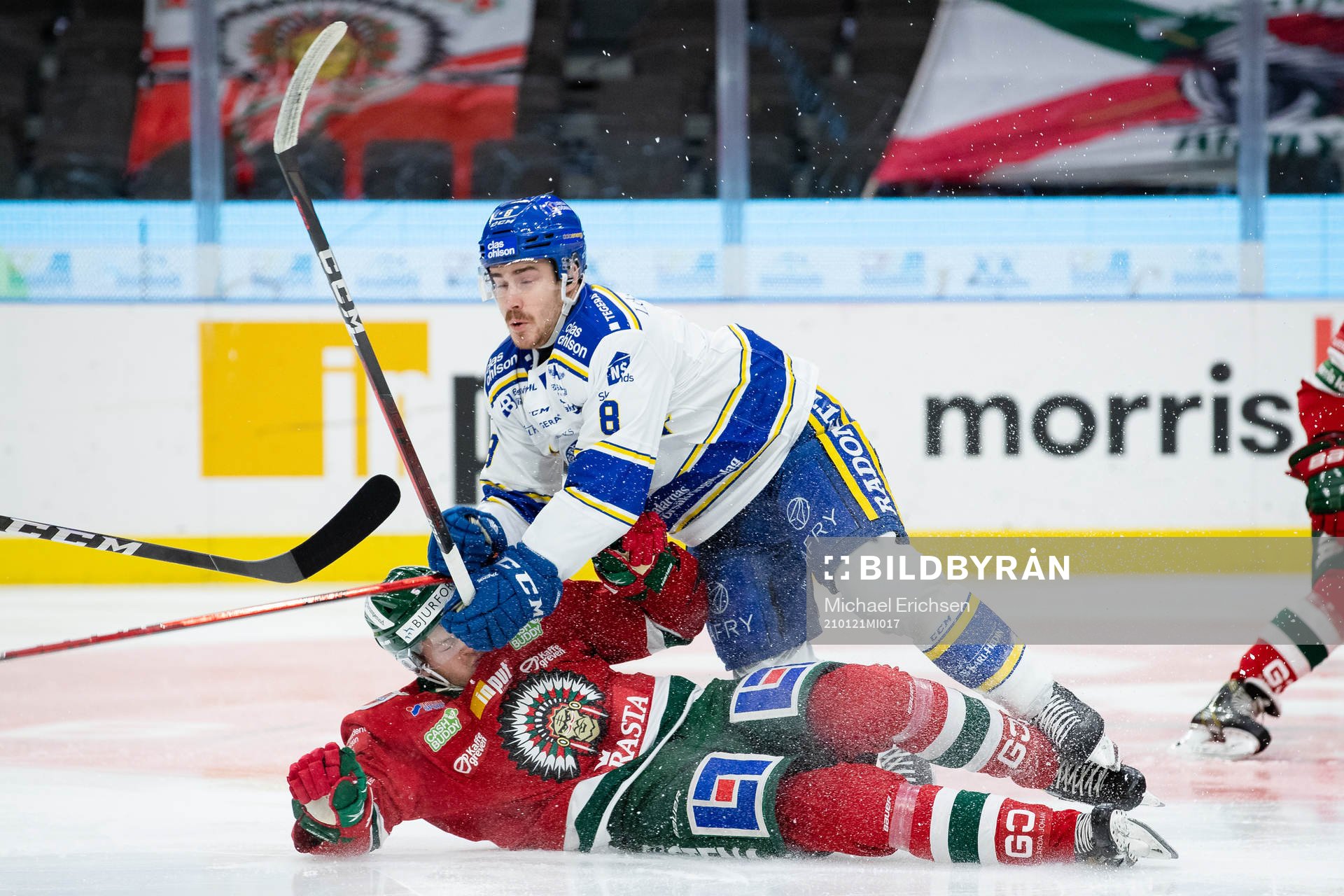 Frölundas Filip Johansson tacklas av Leksands Matt Caito