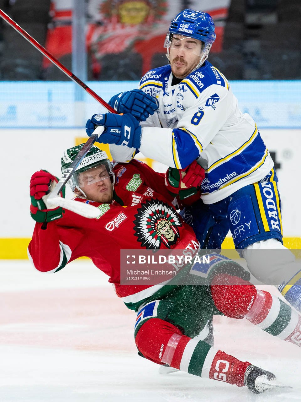 Frölundas Filip Johansson tacklas av Leksands Matt Caito