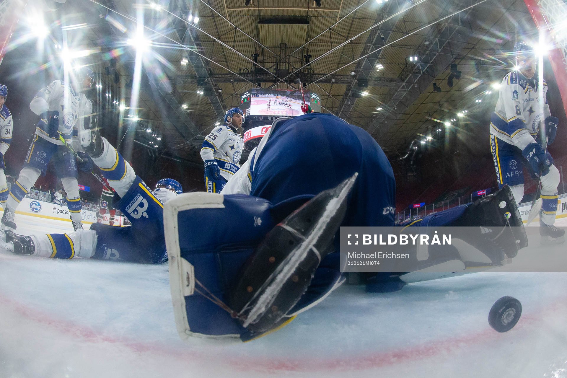 Frölundas Anders Grönlund skjuter 4-5 bakom Leksands