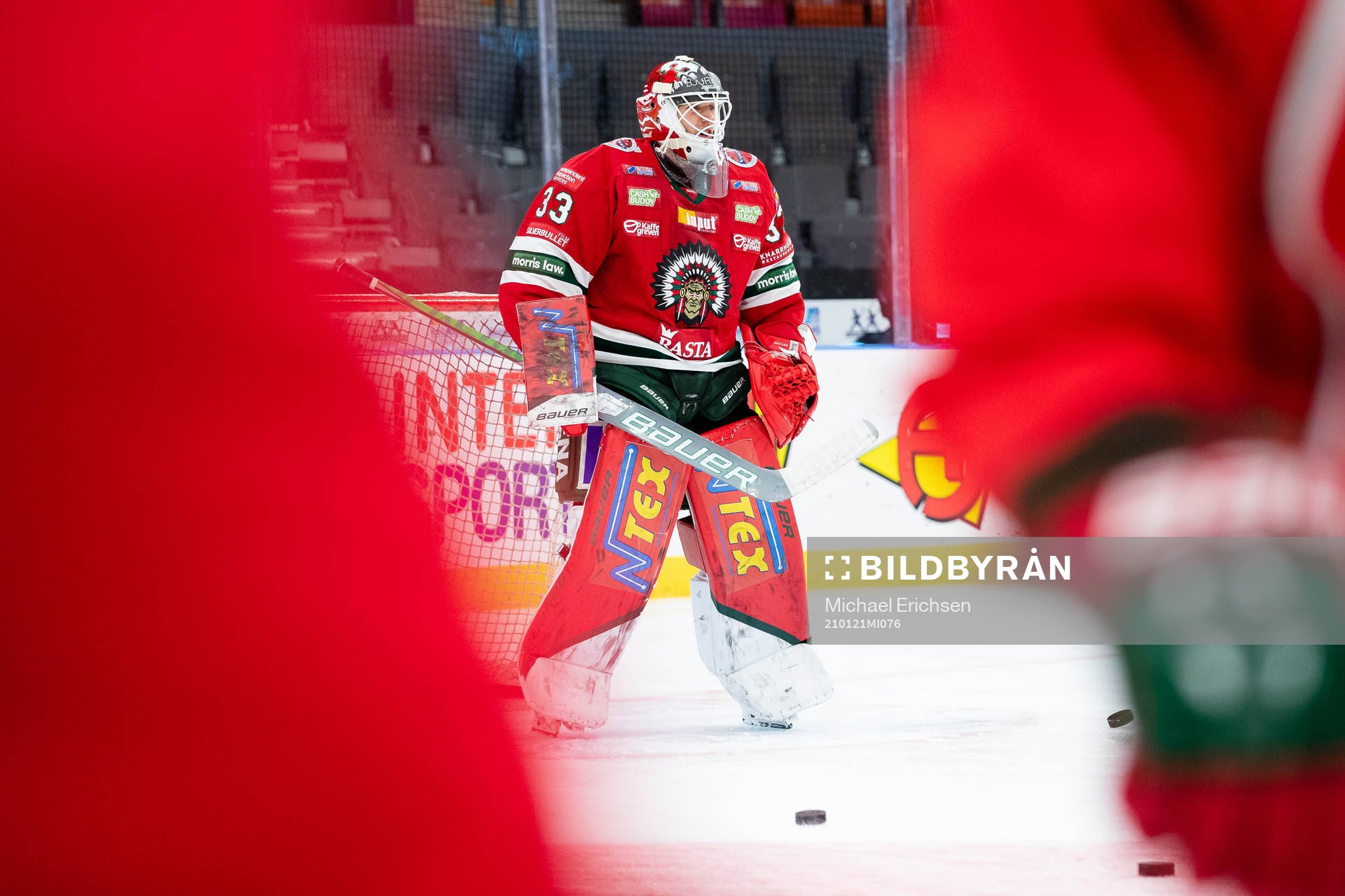 Frölundas målvakt Johan Mattsson innan ishockeymatchen i