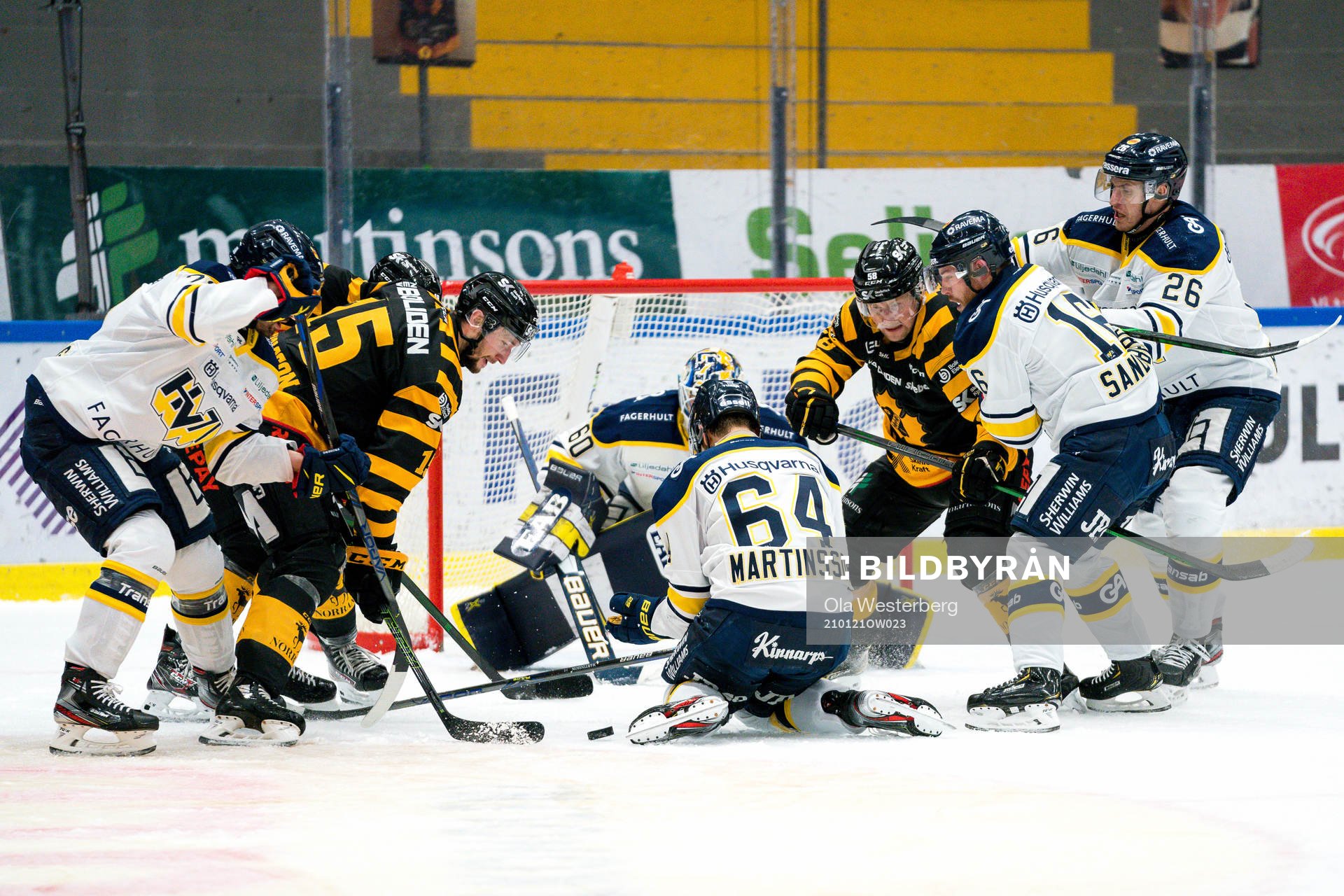 s Eric Martinsson täcker puck