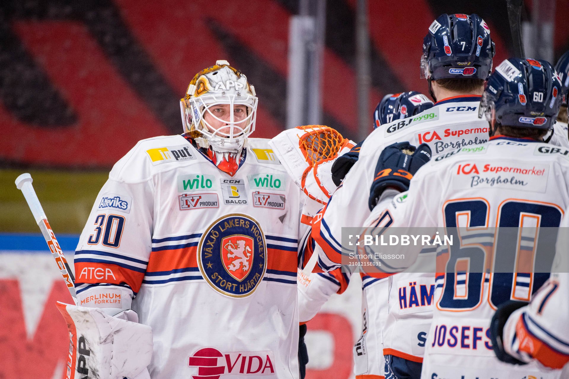 Växjös målvakt Viktor Fasth jublar