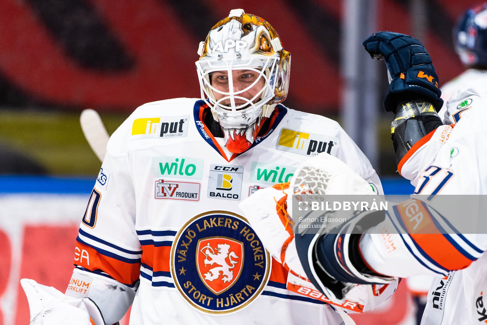 Växjös målvakt Viktor Fasth jublar
