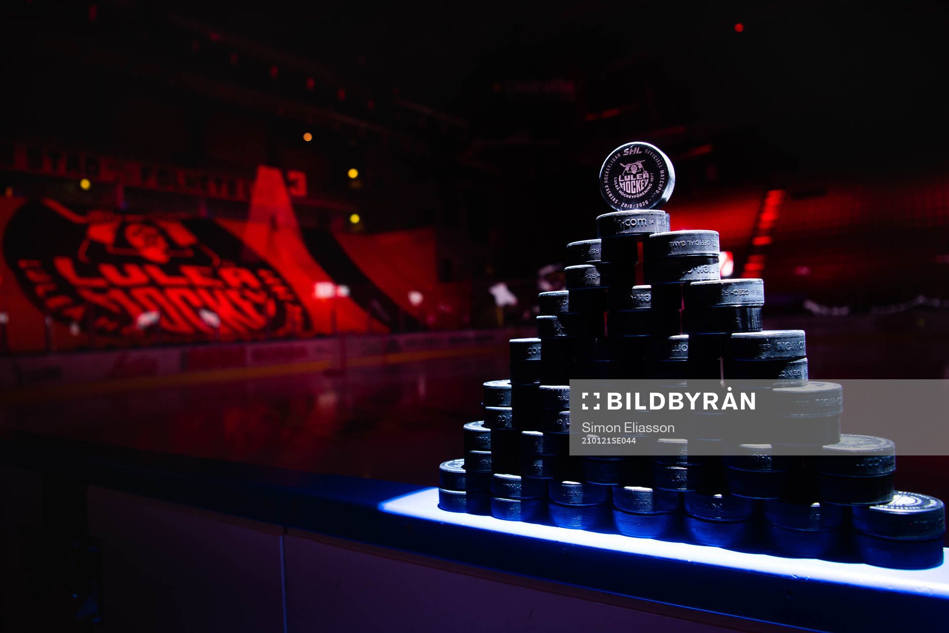 Puckar med Luleå hockeys klubbemblem