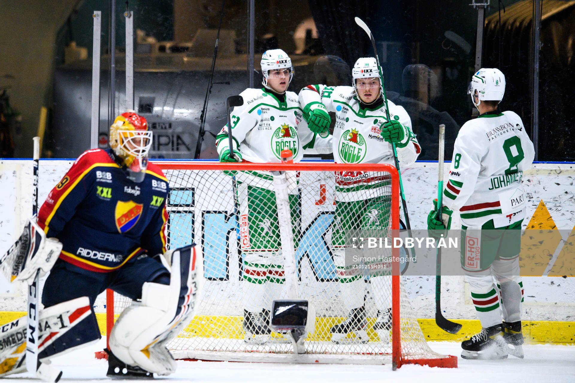 Rögles Erik Andersson jublar med Melker Eriksson och