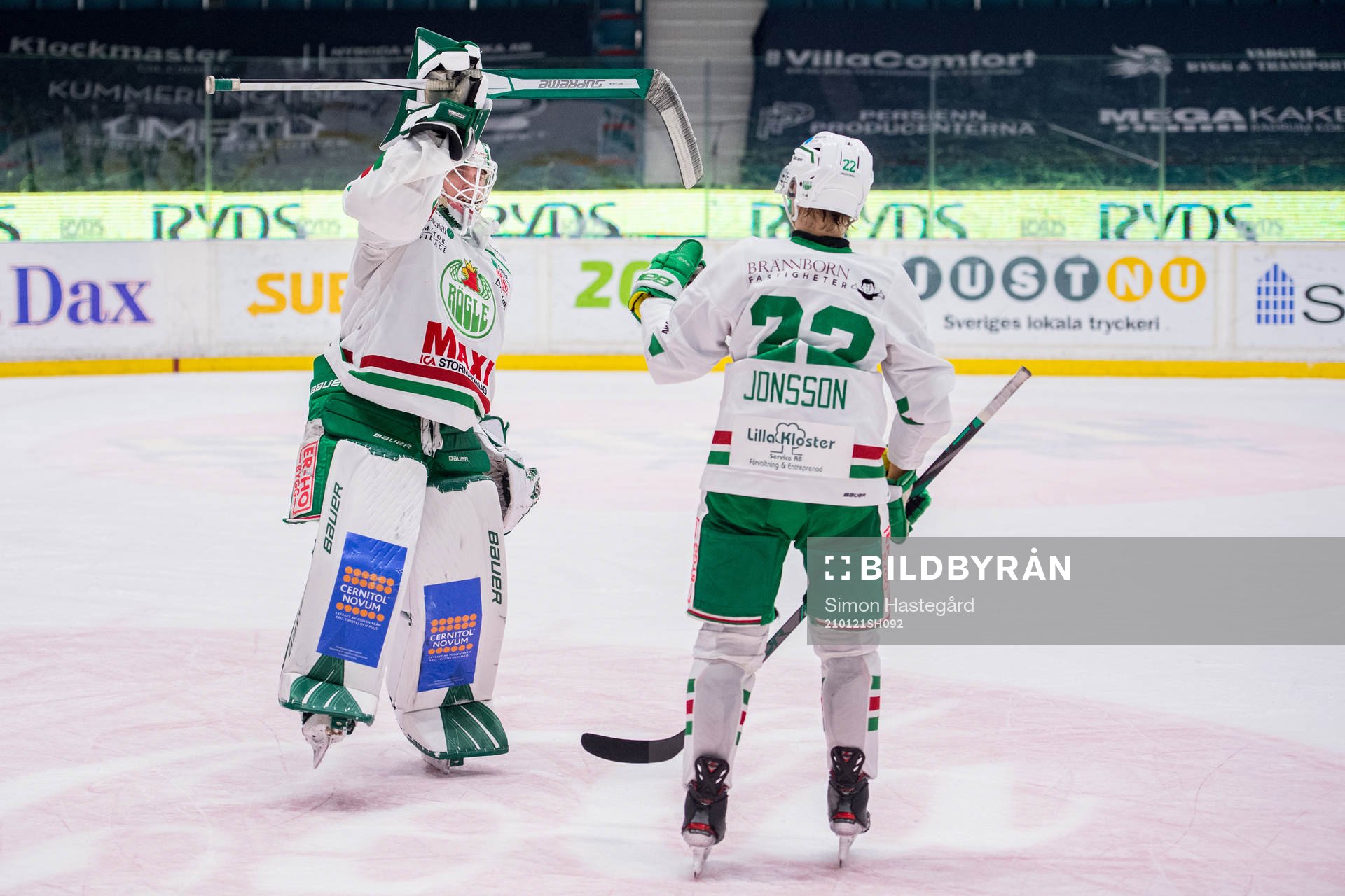 Rögles målvakt Johan Gustafsson och Samuel Jonsson jublar