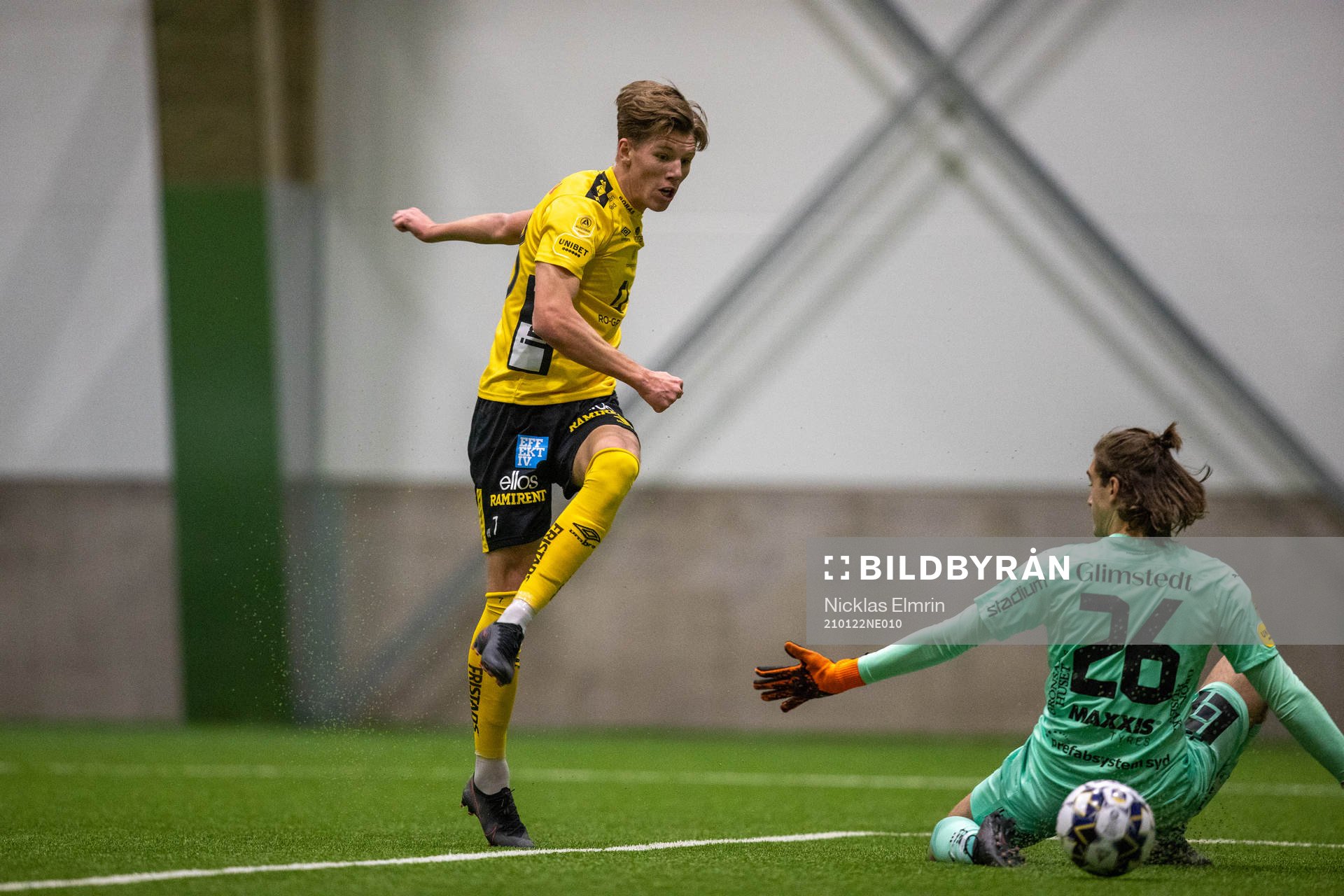 Elfsborgs Noah Söderberg mot Häckens målvakt Peter