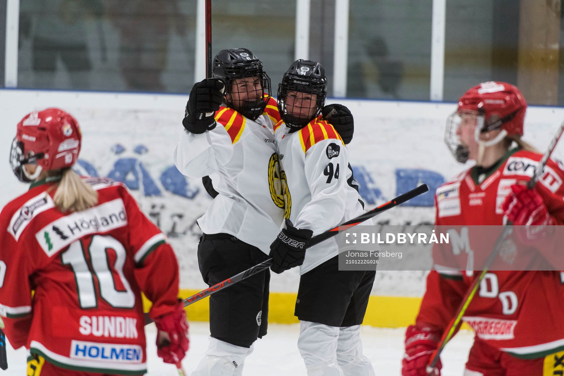 Brynäs Denisa Krizova och Anna Meixner jublar