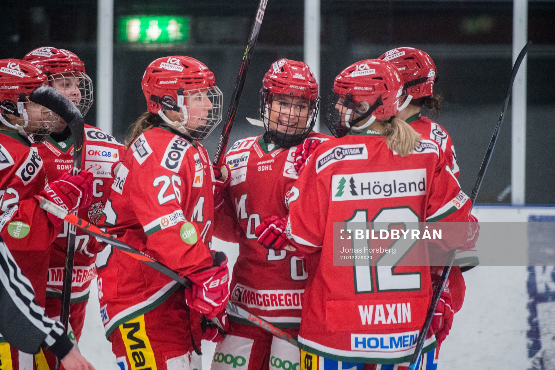 Modos Maja Grundström jublar med lagkamrater