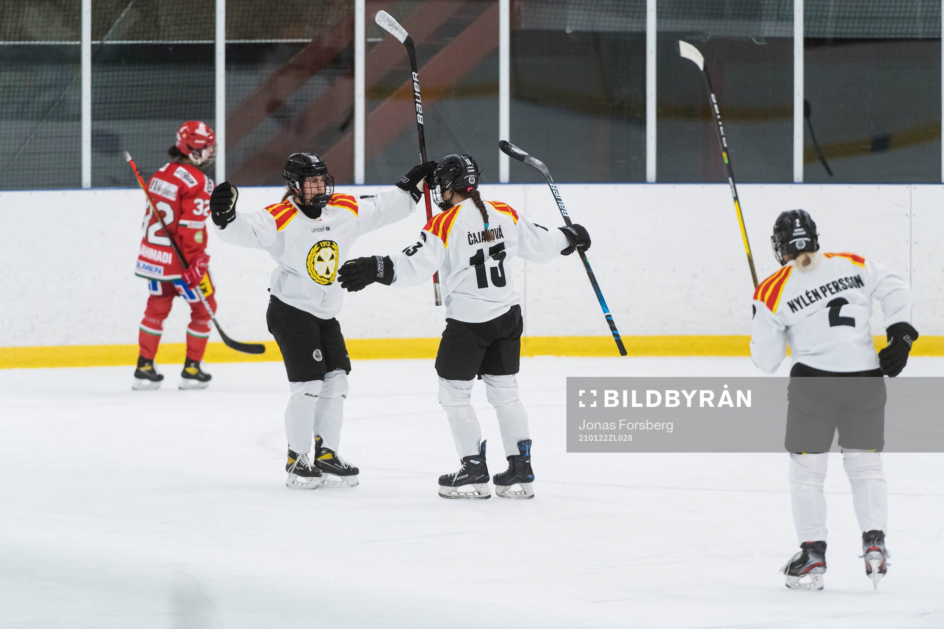 Brynäs Sara Cajanova och Denisa Krizova jublar