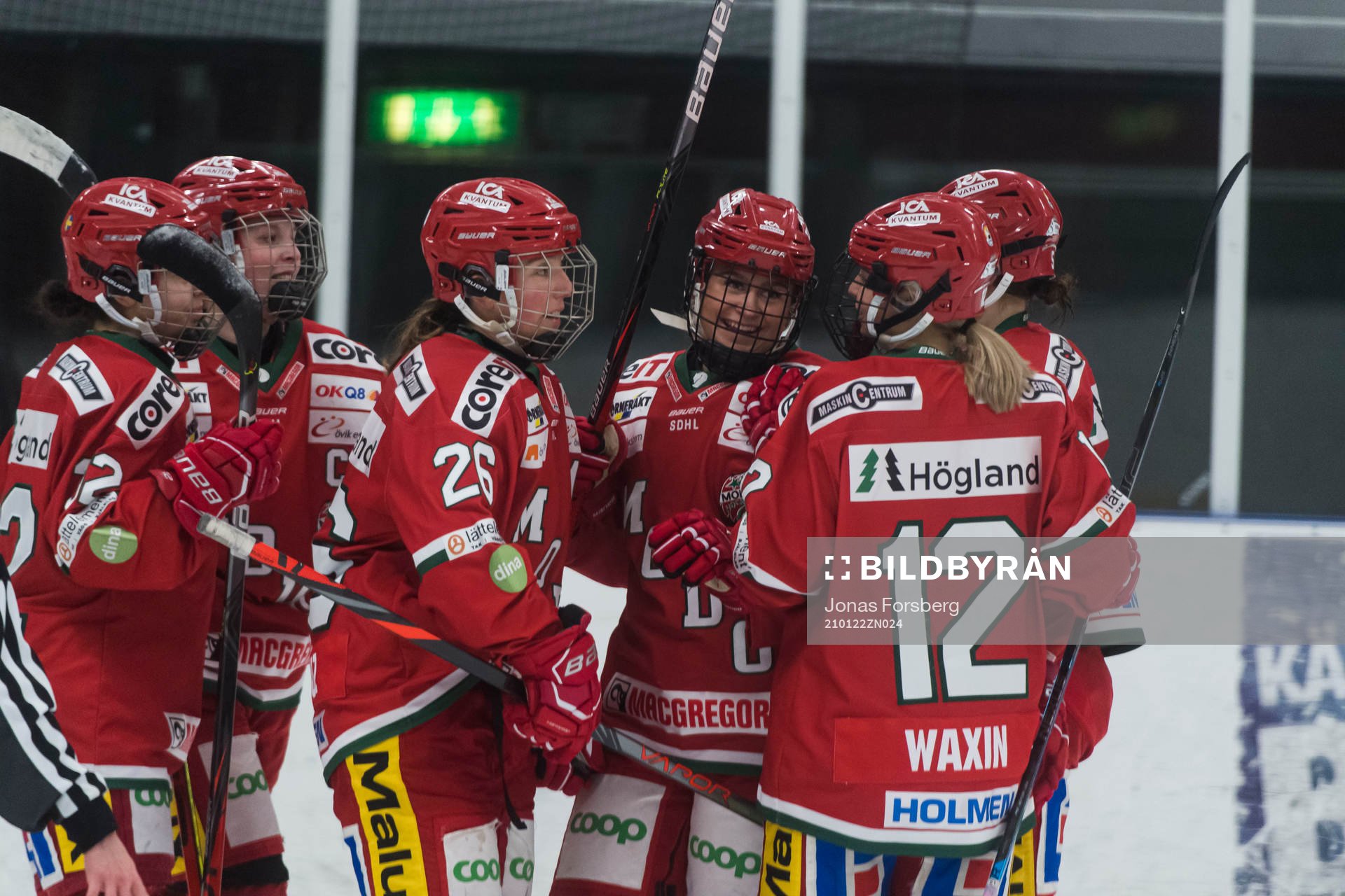 Modos Maja Grundström jublar