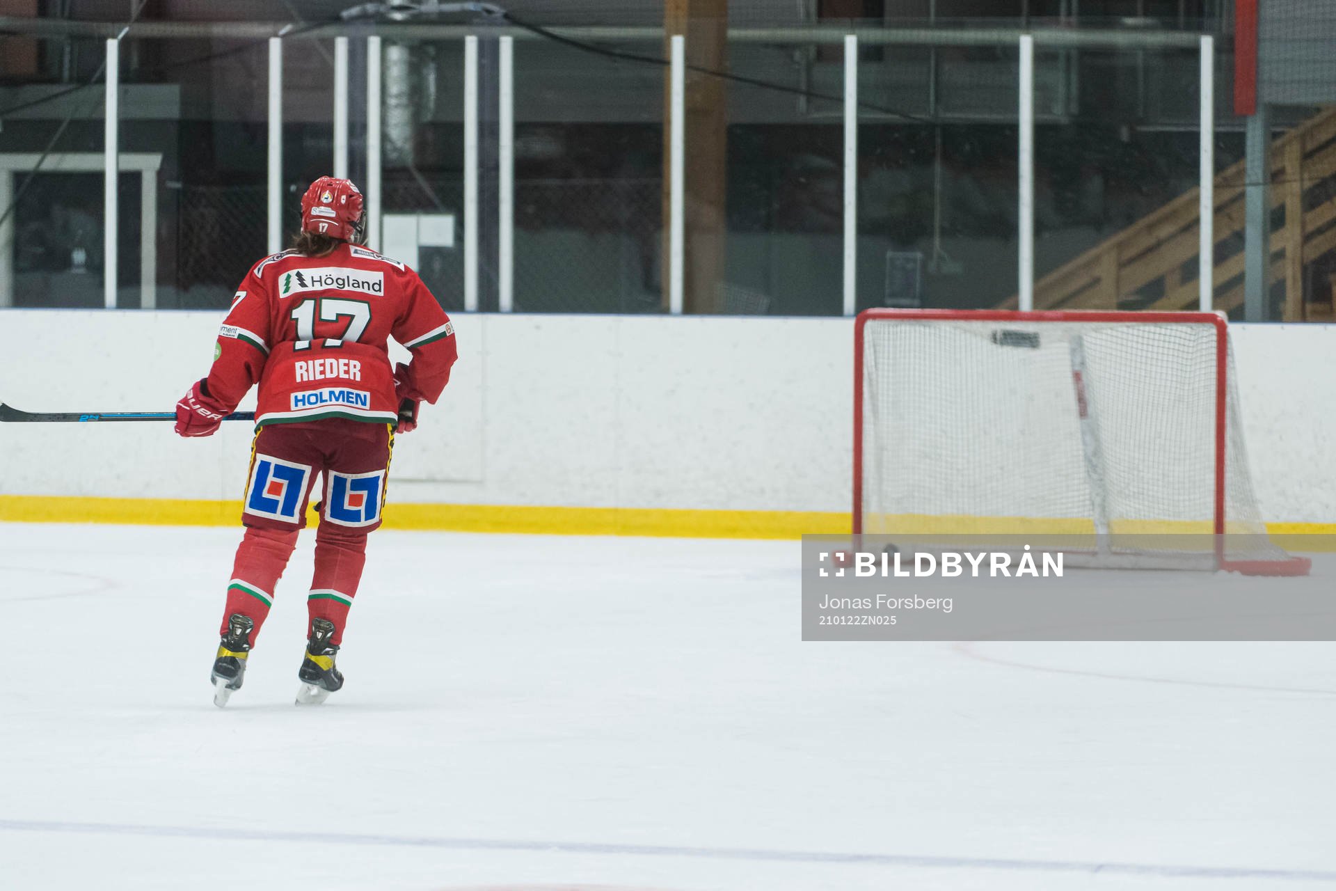 Modos Erica Rieder ser pucken glida in i öppen kassa innan