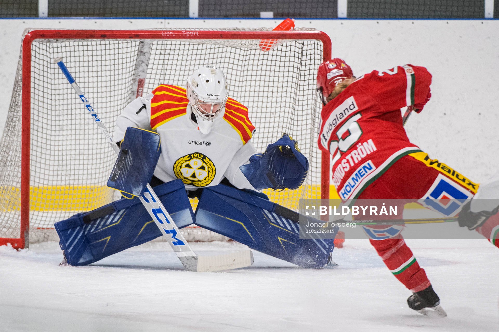 Modos Maja Grundström mot Brynäs målvakt Eveliina
