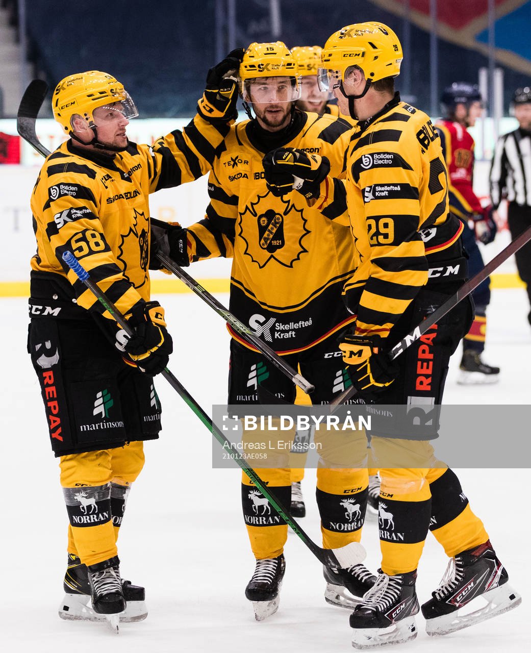 Skellefteås Oskar Nilsson och Melker Karlsson jublar