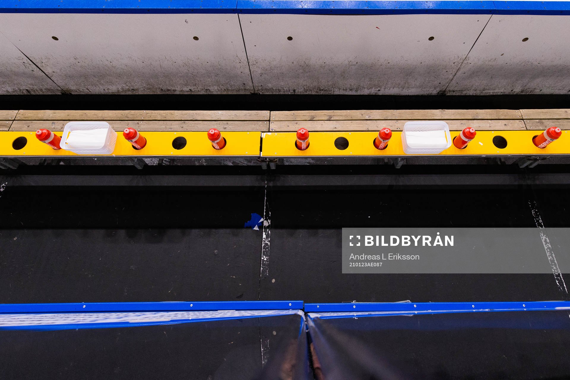 Ett tomt bås innan ishockeymatchen i SHL mellan