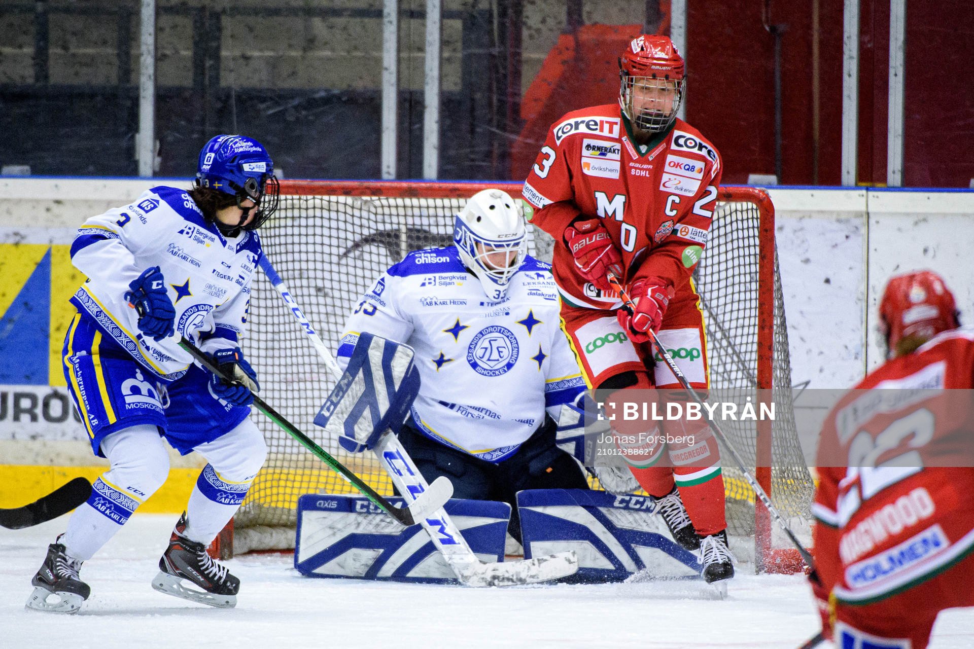 Modos Jaycee Magwood gör 1-0 bakom Leksands Elin Lundberg