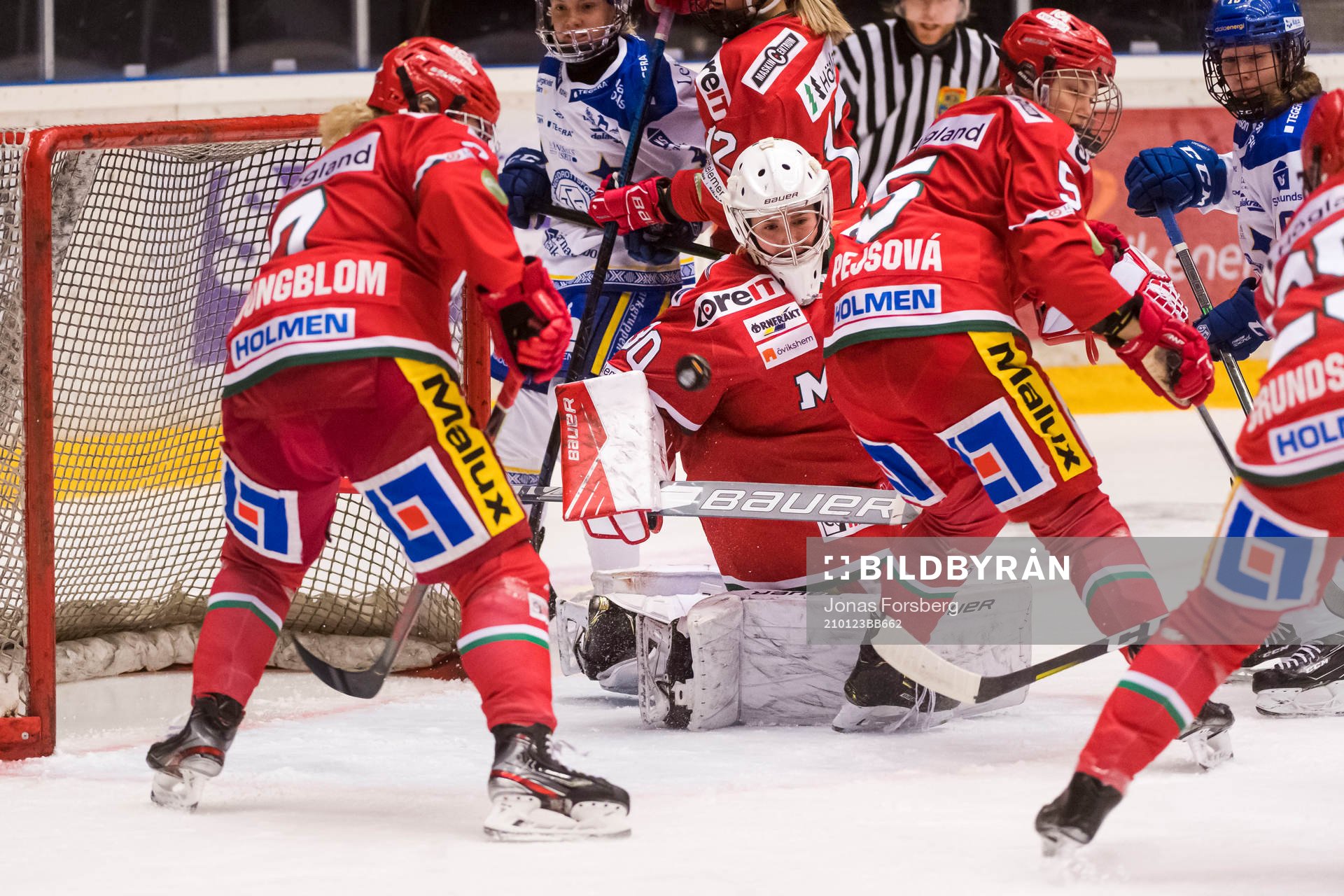 Modos målvakt Viktorije Svejdova räddar pucken