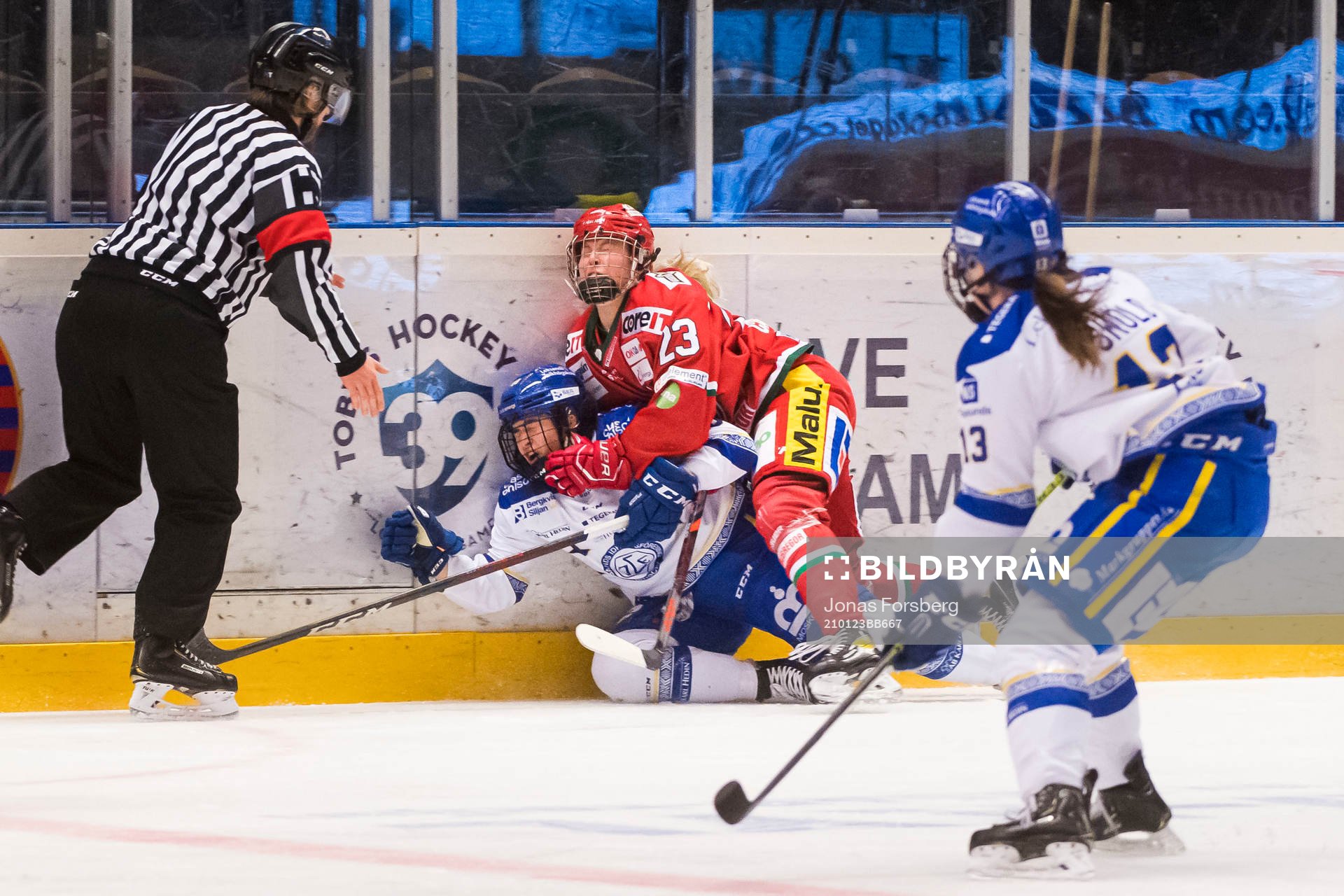 Modos Olivia Carlsson tacklar Leksands Shea Demale