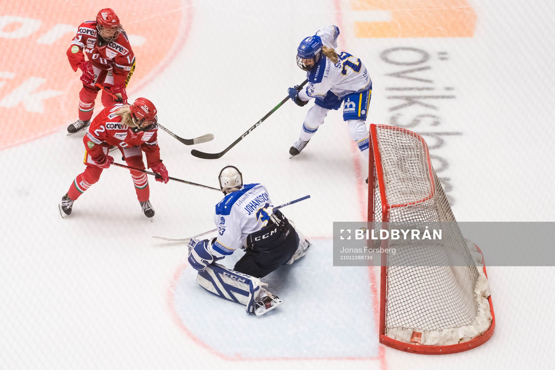Anna Andersson försöker hitta mål bakom Leksand 31