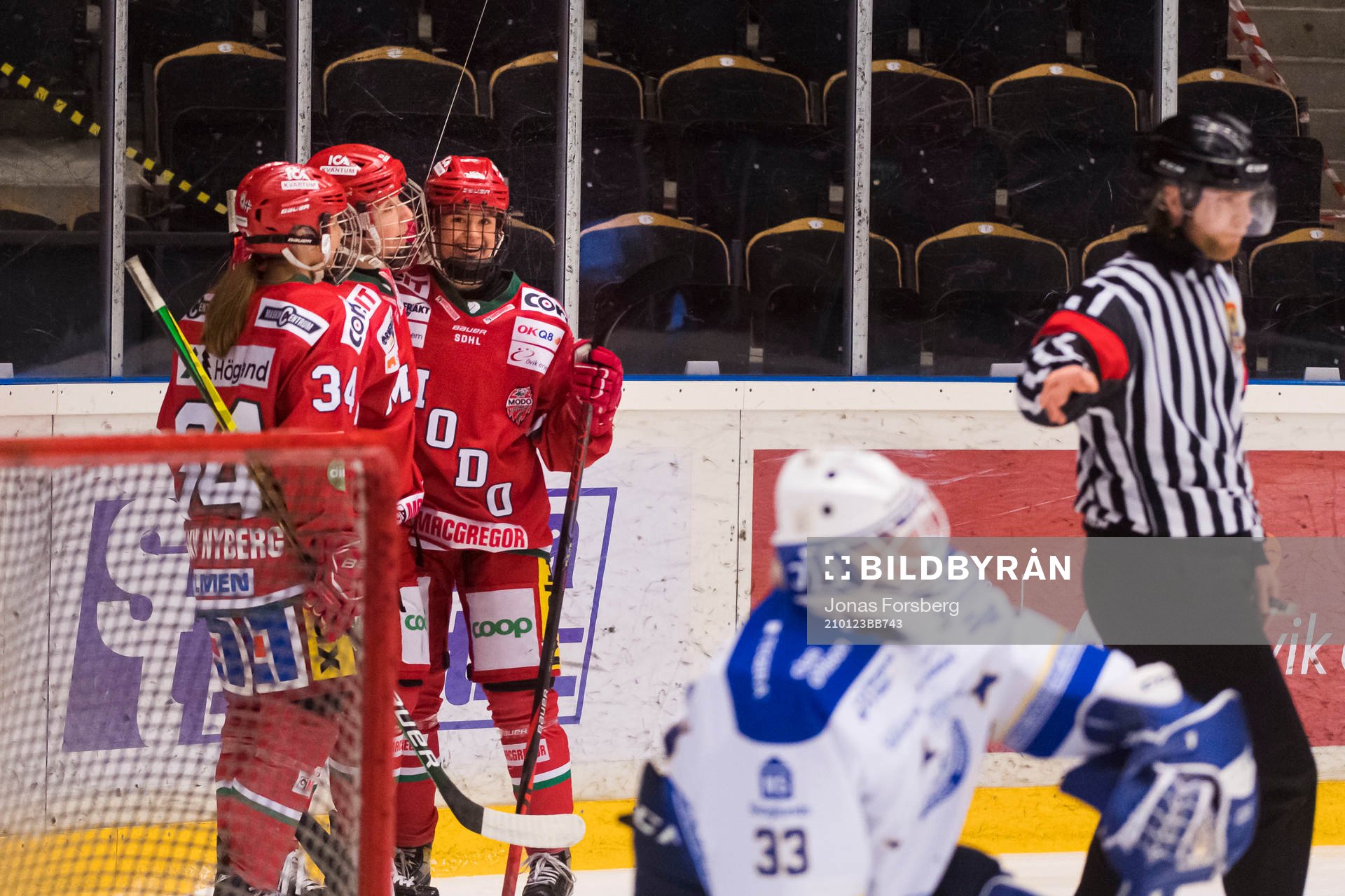 Modos Marion Allemoz gör mål jublar med Tea Lökke Nyberg