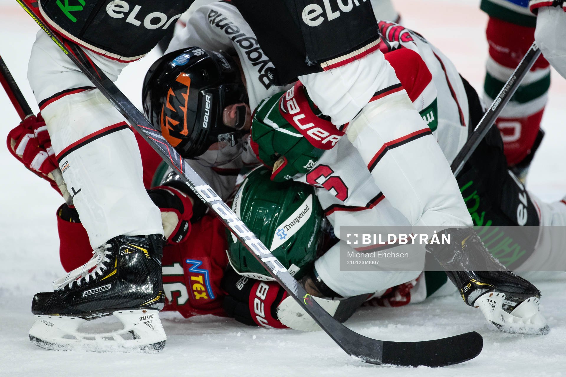 Örebros Robin Kovacs brottas med Frölundas Stefan Elliott