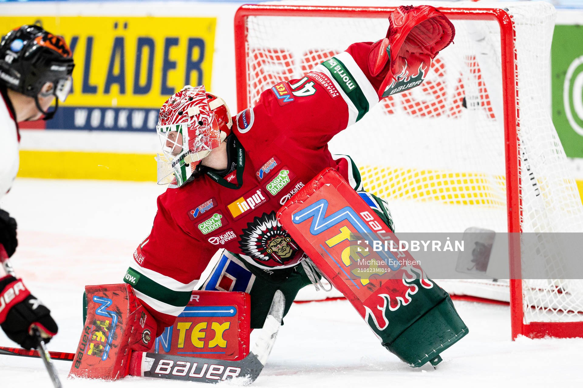 Örebros Robert Leino gör 0-2 bakom Frölundas målvakt