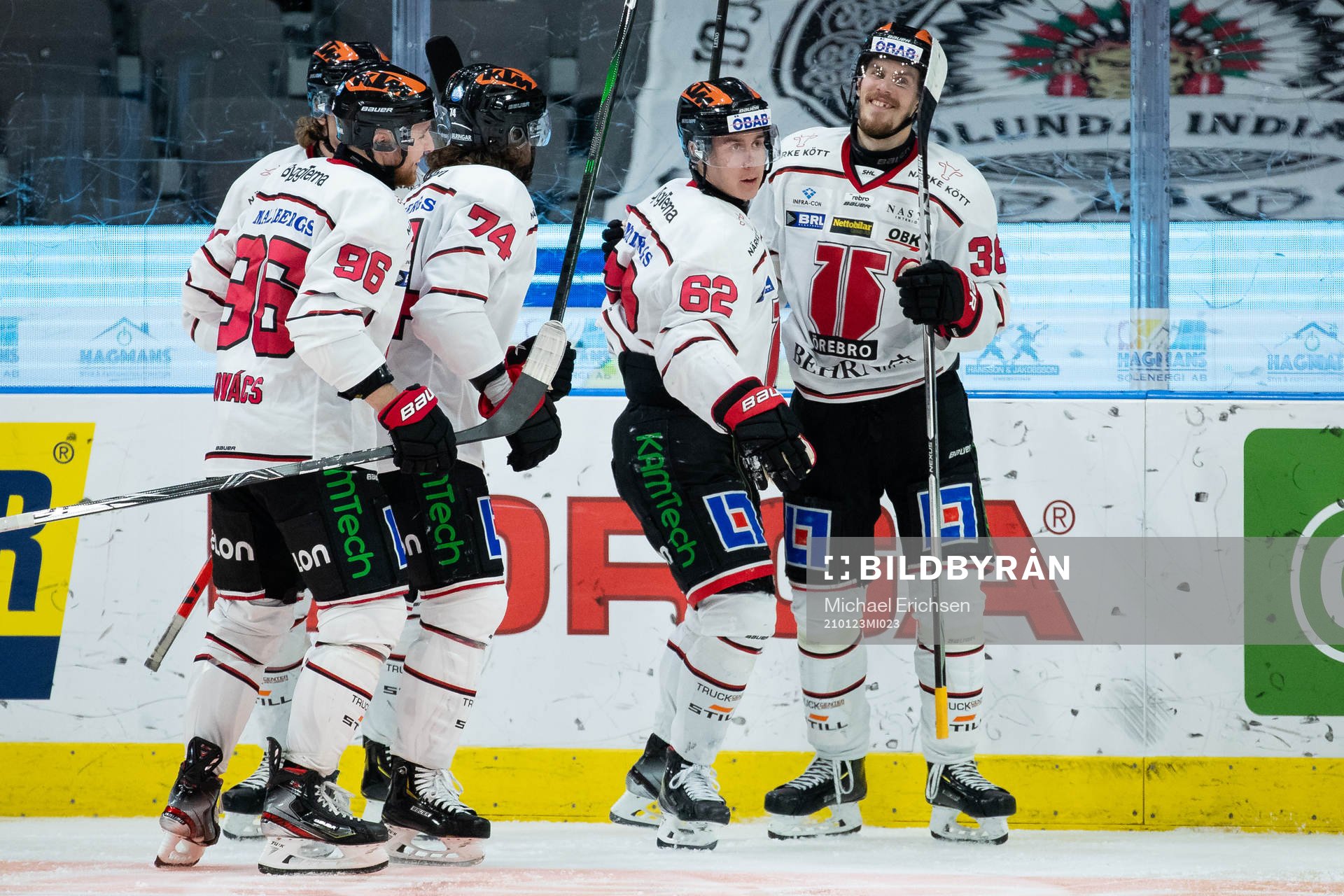 Örebros Robert Leino jublar med lagkamrater