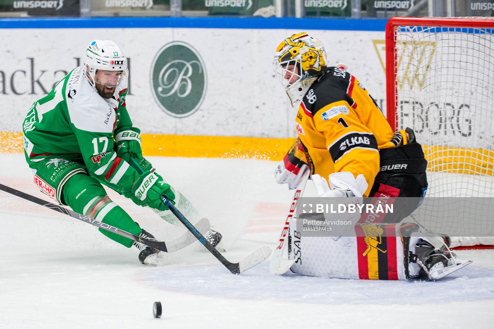 Rögles Taylor Matson oroar mot Luleås målvakt Jesper