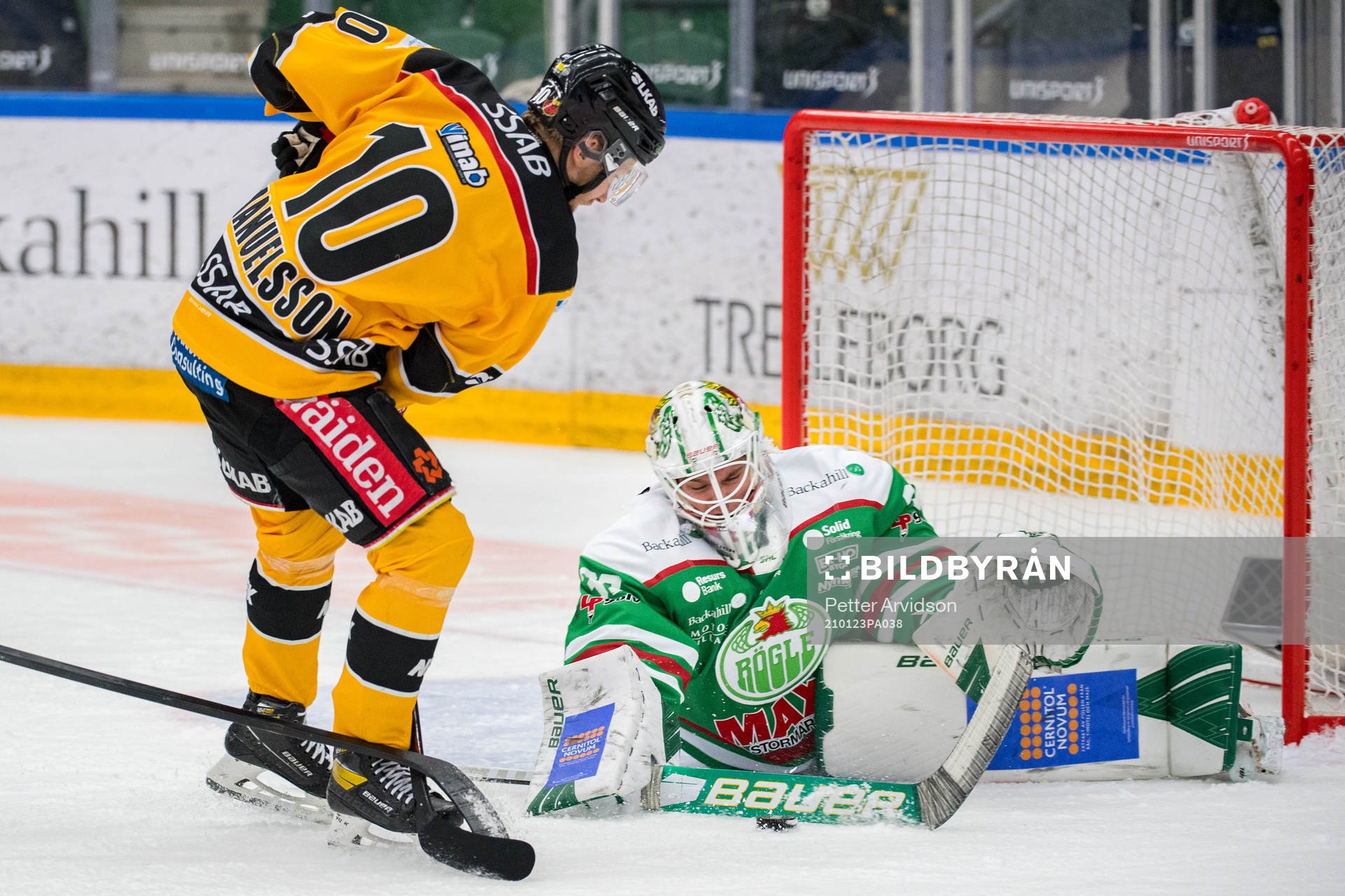 Luleås Einar Emanuelsson oroar mot Rögles målvakt Johan