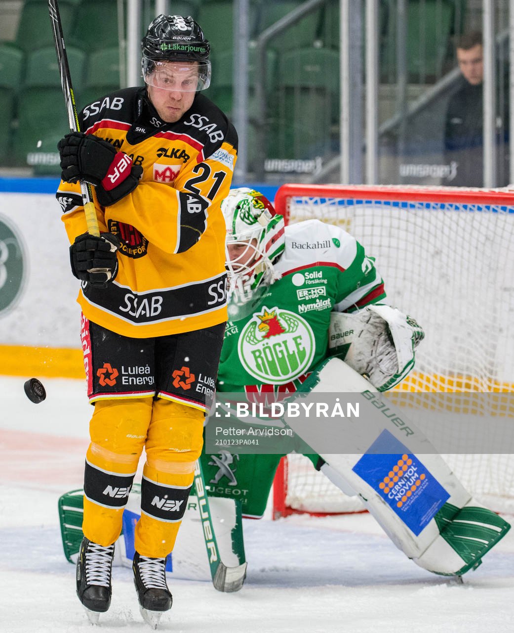 Luleås Juhani Tyrväinen framför Rögles målvakt Johan