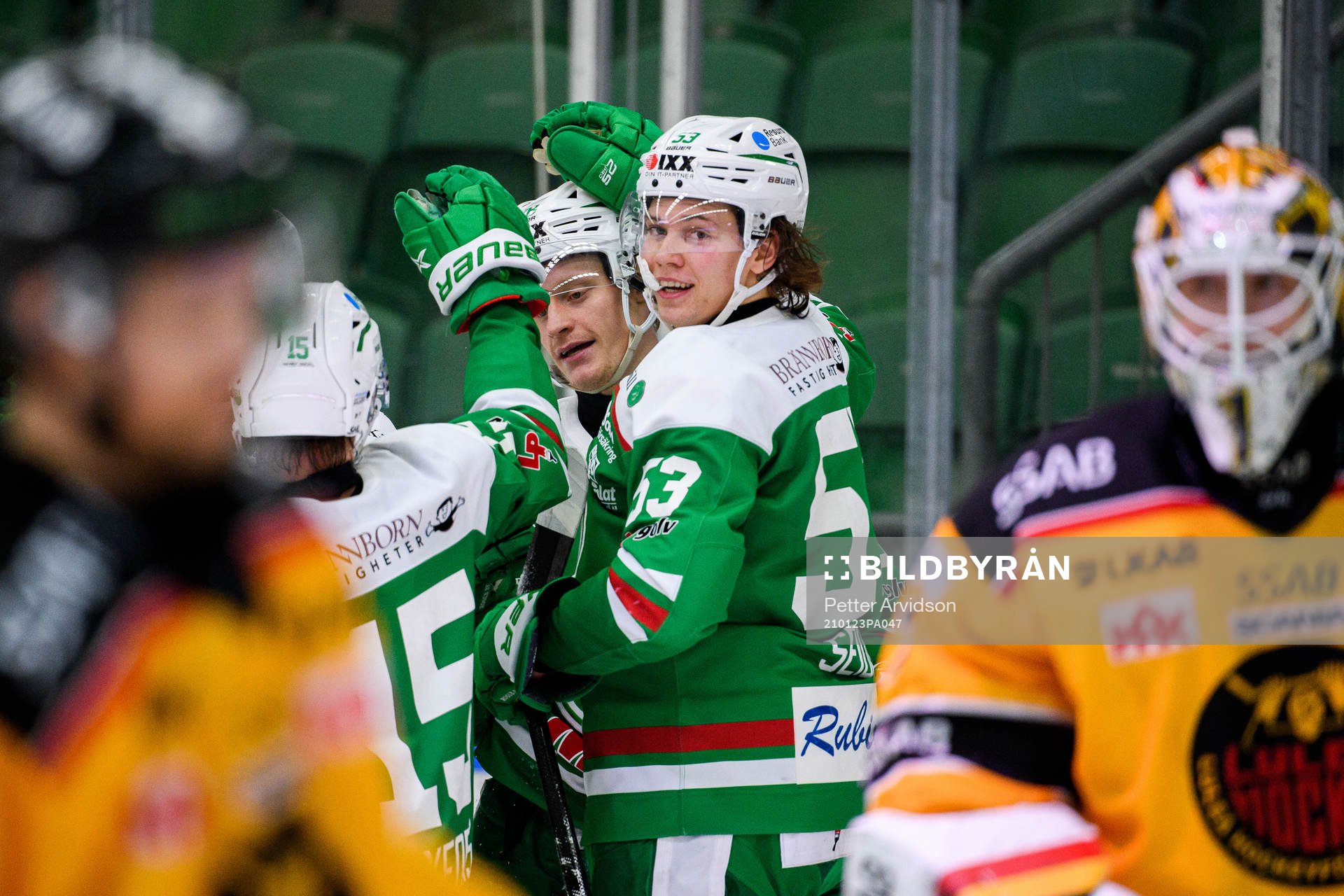 Rögles Anton Bengtsson och Moritz Seider jublar