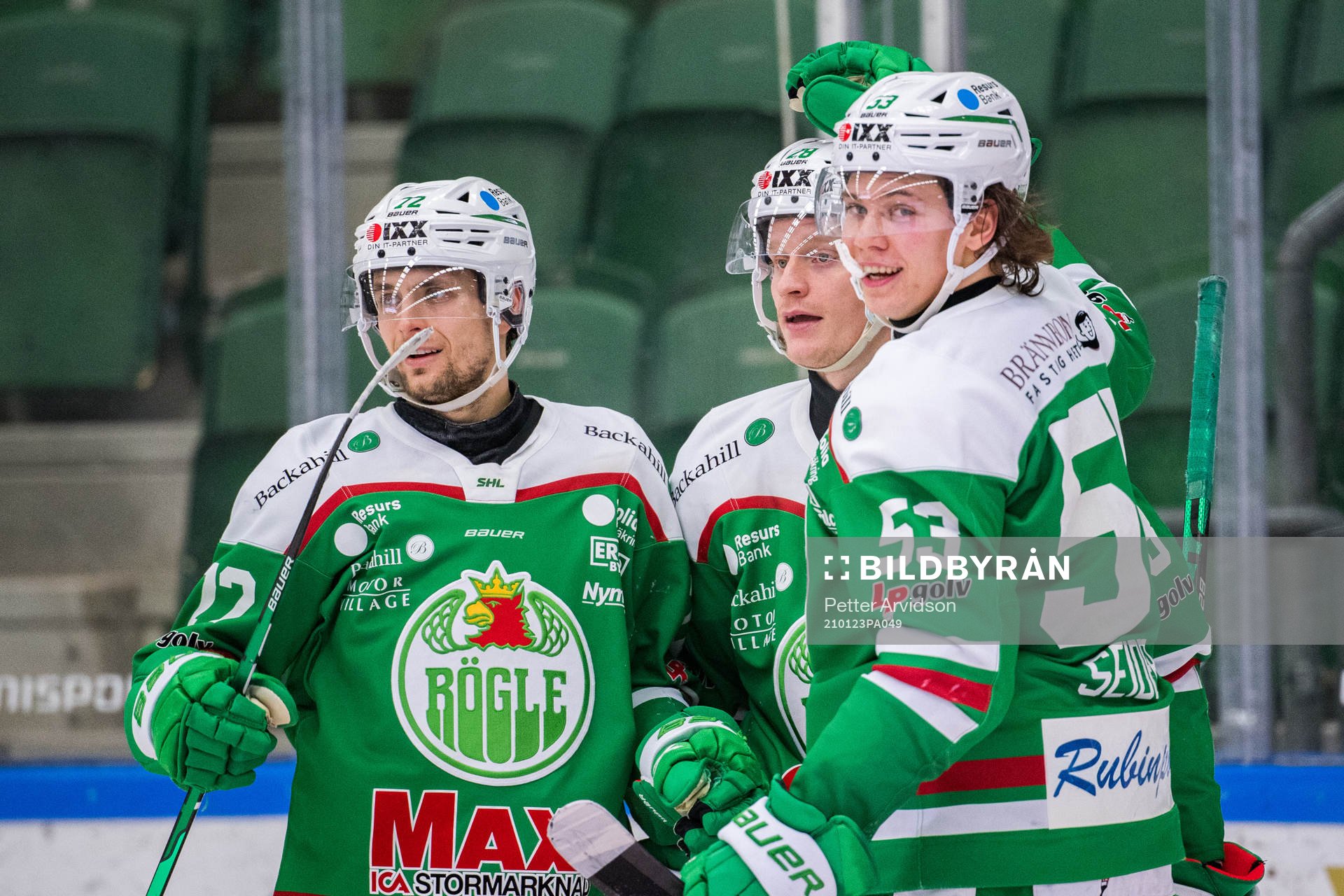 Rögles Anton Bengtsson jublar med Daniel Zaar och Moritz
