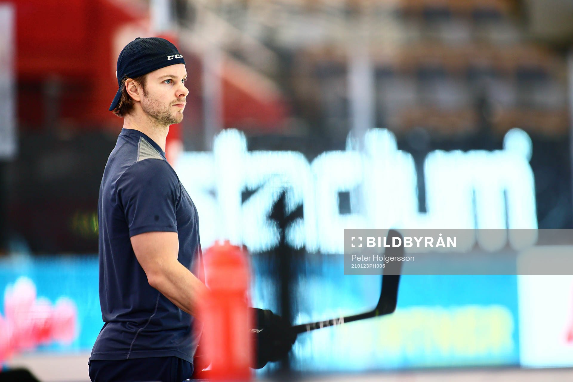 Linköpings Andrew Gordon före ishockeymatchen i SHL