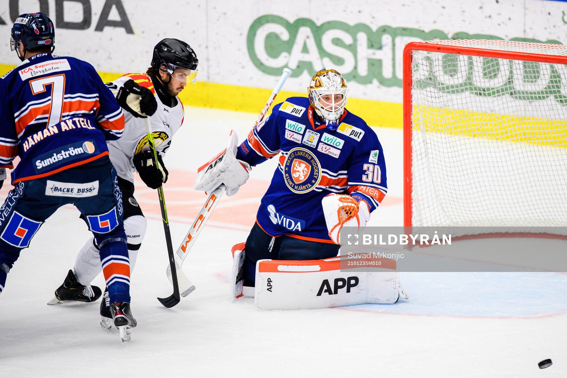 Brynäs Oula Palve och Växjös målvakt Viktor Fasth