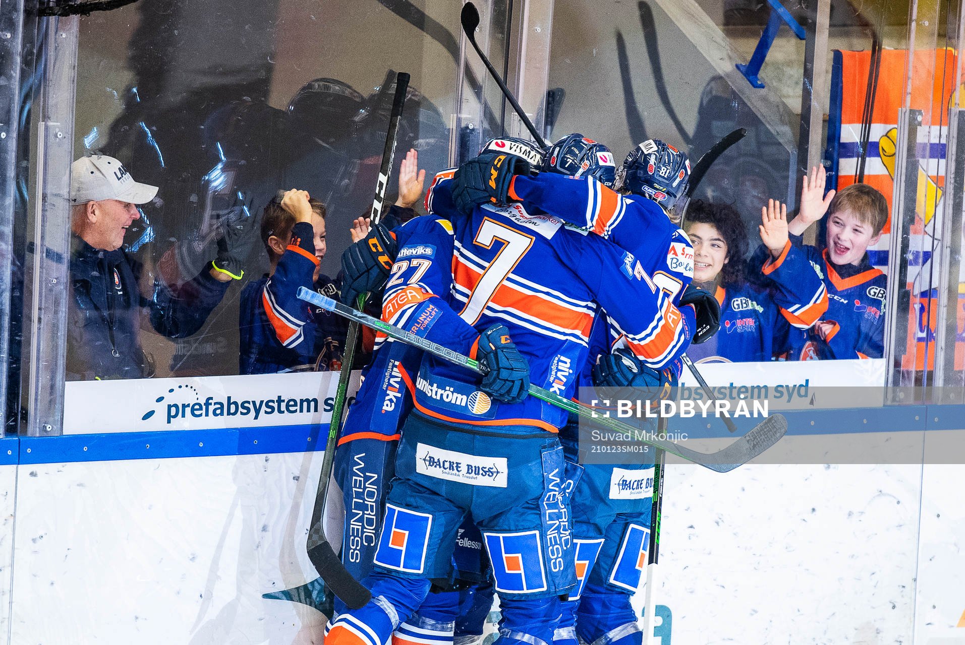 Växjös Victor Stjernborg jublar med lagkamrater