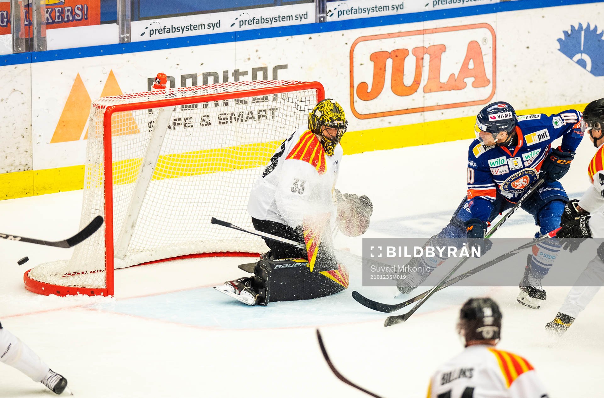Växjös Richard Gynge och Brynäs målvakt Samuel Ersson