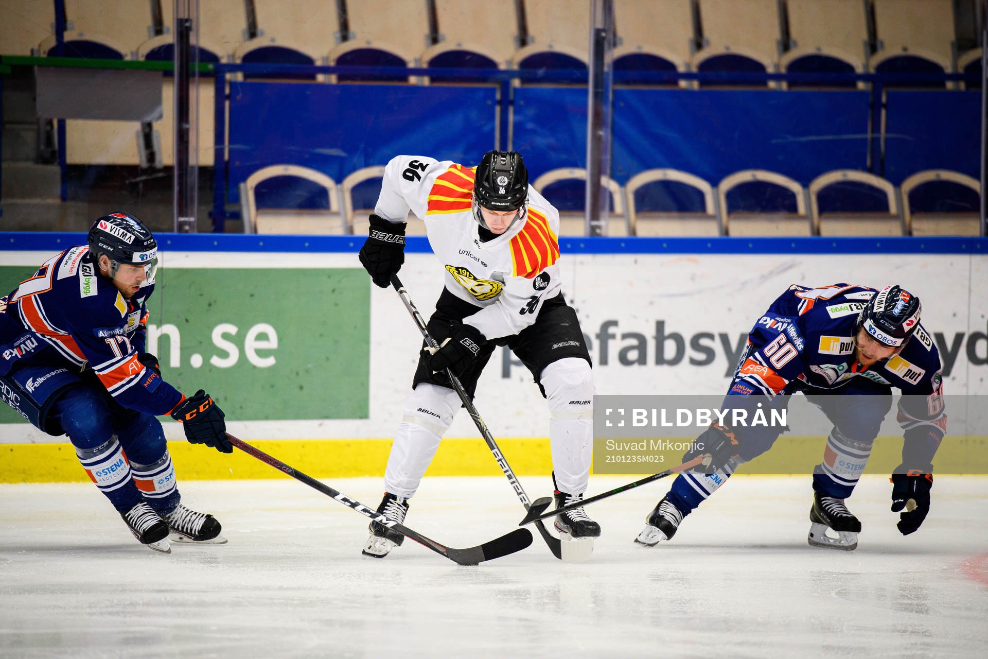 Brynäs Linus Ölund i en kamp mot Växjös Emil Forslund