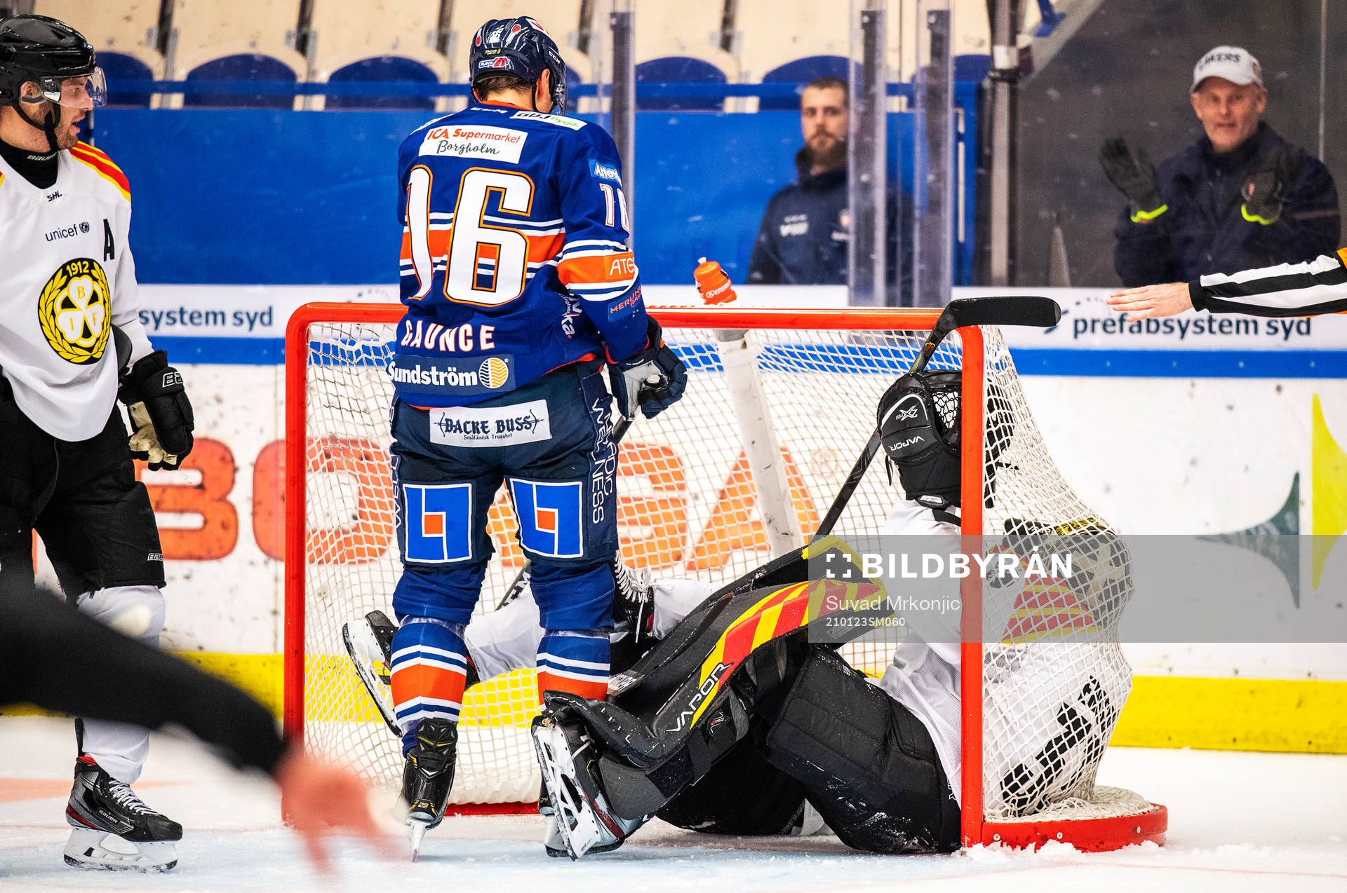Brynäs målvakt Samuel Ersson och Tom Hedberg ligger i