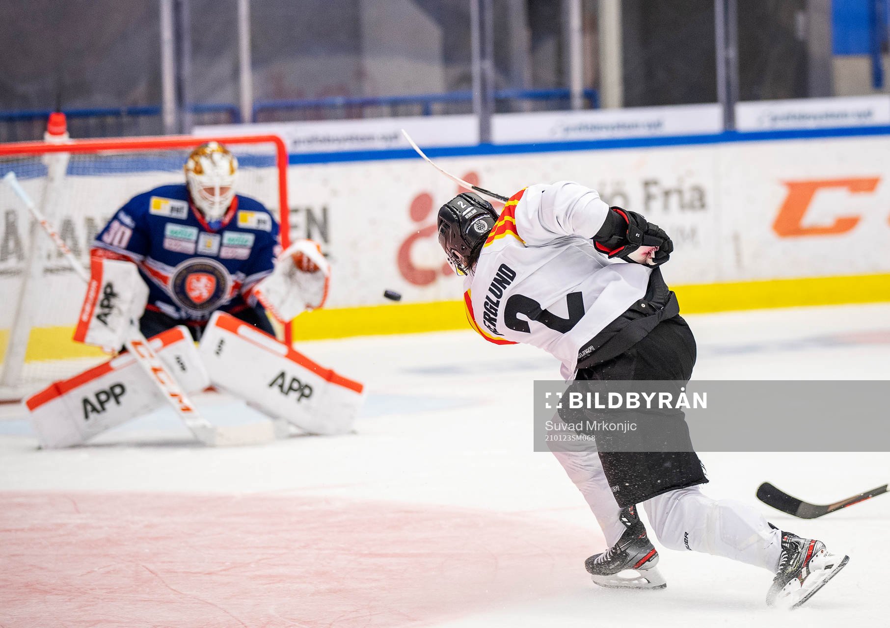 Brynäs Kristofer Berglund och Växjös målvakt Viktor